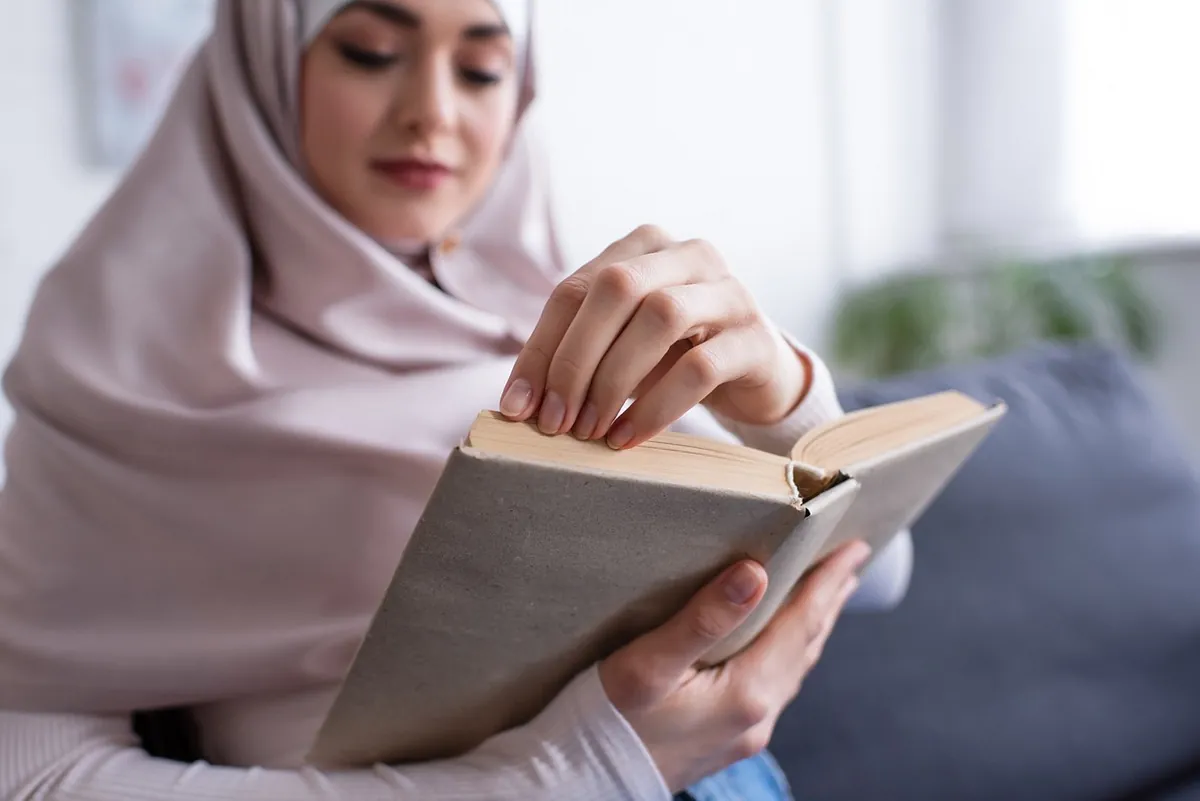 mujer pasa hojas de libro